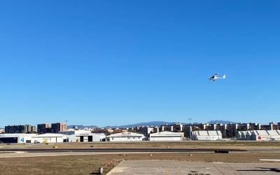 El Pipistrel sobrevolant l'aeroport | Helena Molist